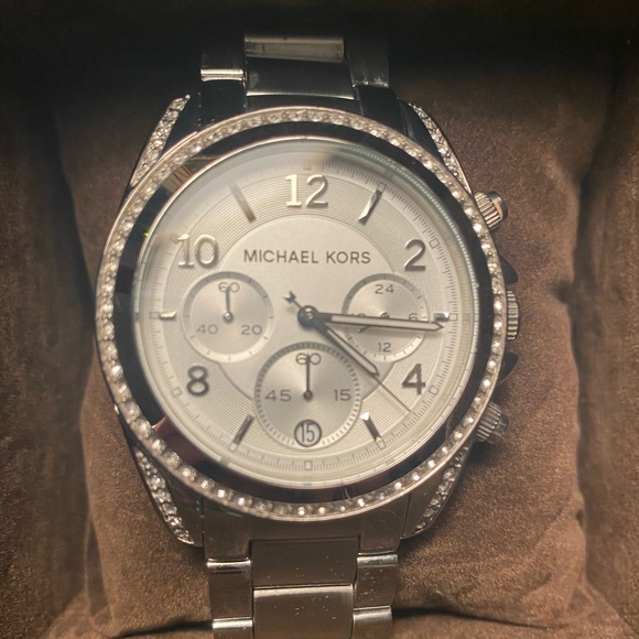 Micheal Kors watch with diamond detailing⌚️💎 - Picture 3 of 5